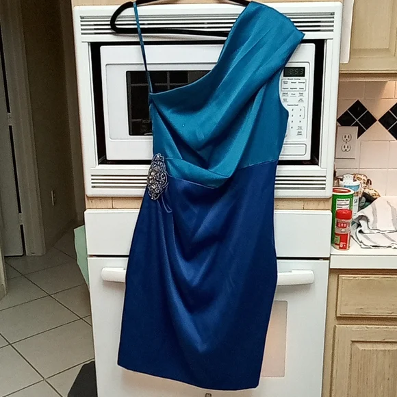 Jessica Howard one shoulder dress